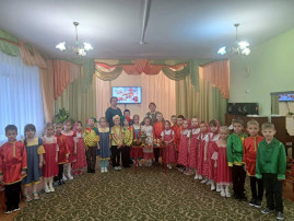 Ярмарка, ярмарка, огневая, жаркая... Ярмарка, ярмарка, огневая, жаркая.