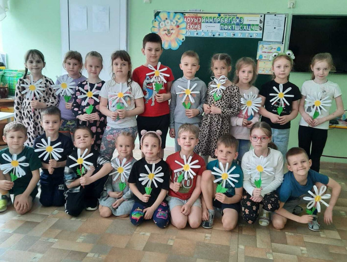 "Под лепестками белой ромашки". "Под лепестками белой ромашки".